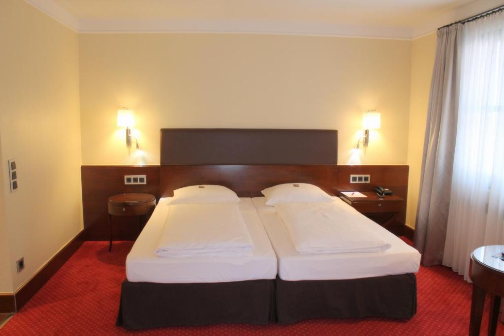 Postel nebo postele na pokoji v ubytování Dürer-Hotel