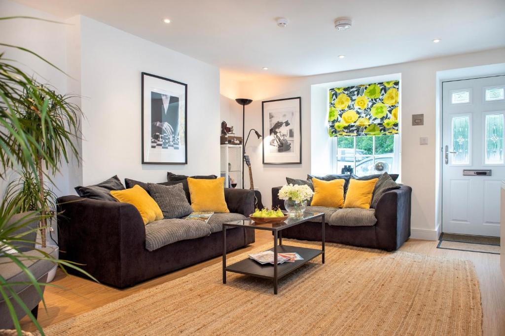 a living room with a couch and a table at Luxury Town House, Tavistock (sleeps 4) in Tavistock