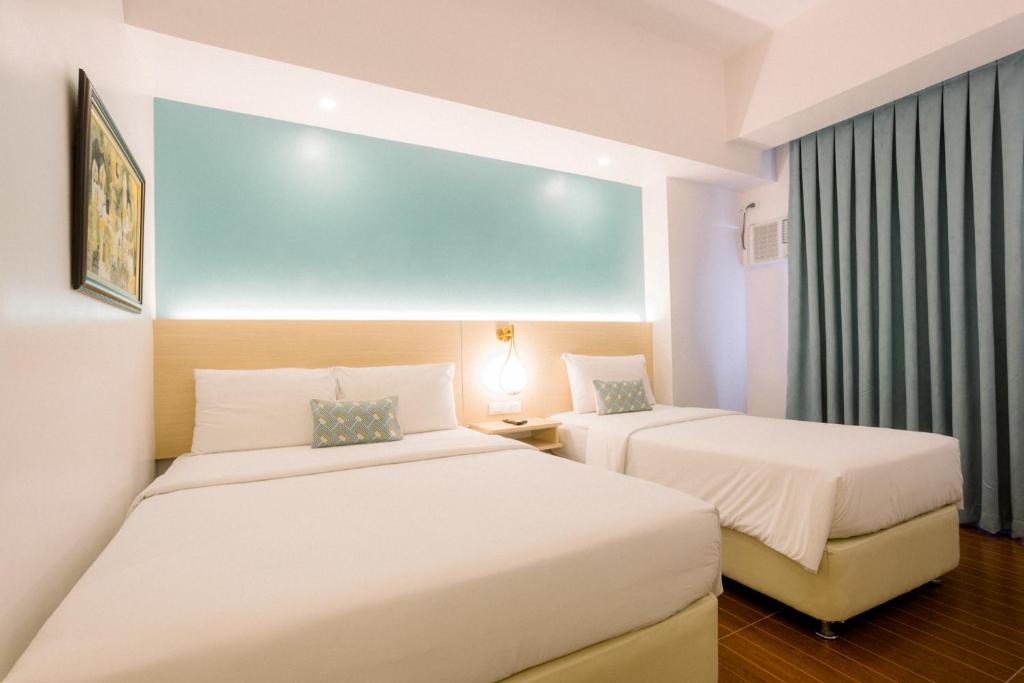 Postel nebo postele na pokoji v ubytování Allure Hotel & Suites