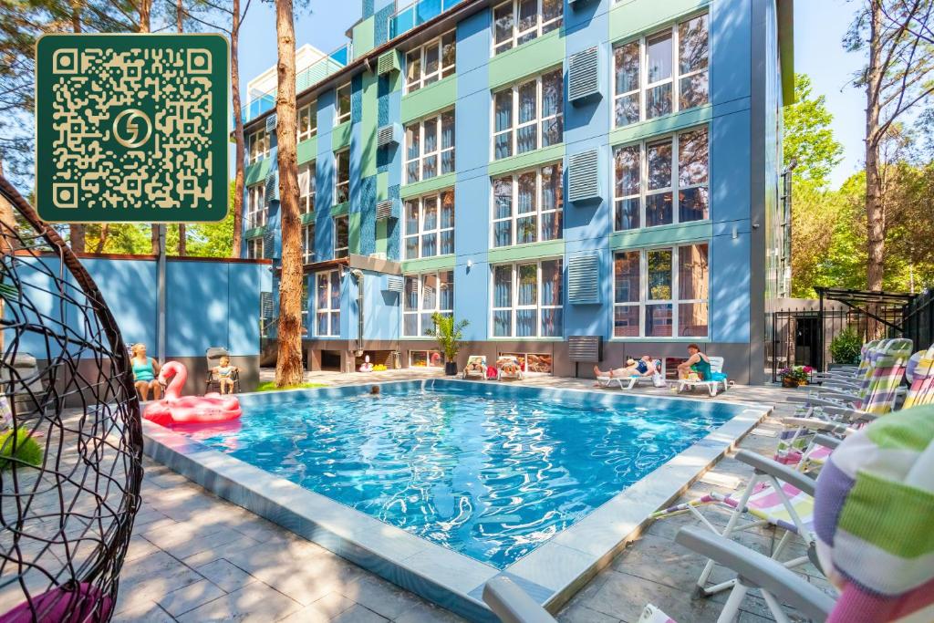 een zwembad voor een gebouw bij Wellness СПА-Отель Грейс Калифорния in Adler