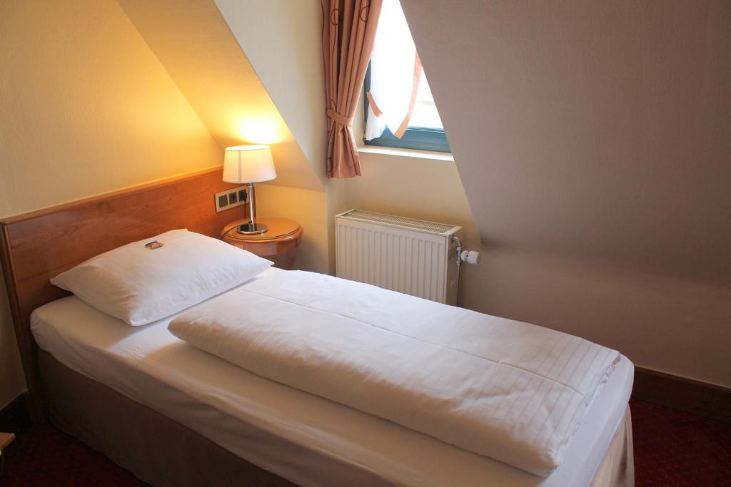 Postel nebo postele na pokoji v ubytování Dürer-Hotel