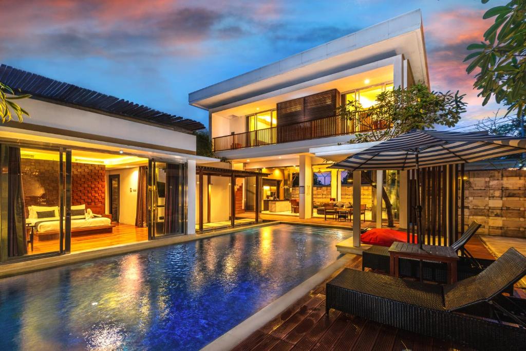 Poolen vid eller i närheten av The Kharma Villas Yogyakarta