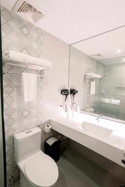 Koupelna v ubytování Allure Hotel & Suites