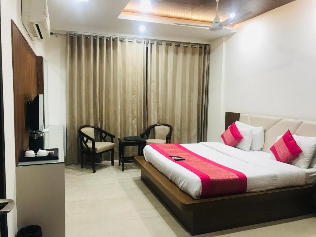 Postel nebo postele na pokoji v ubytování Gazebo Inn & Suites Medanta