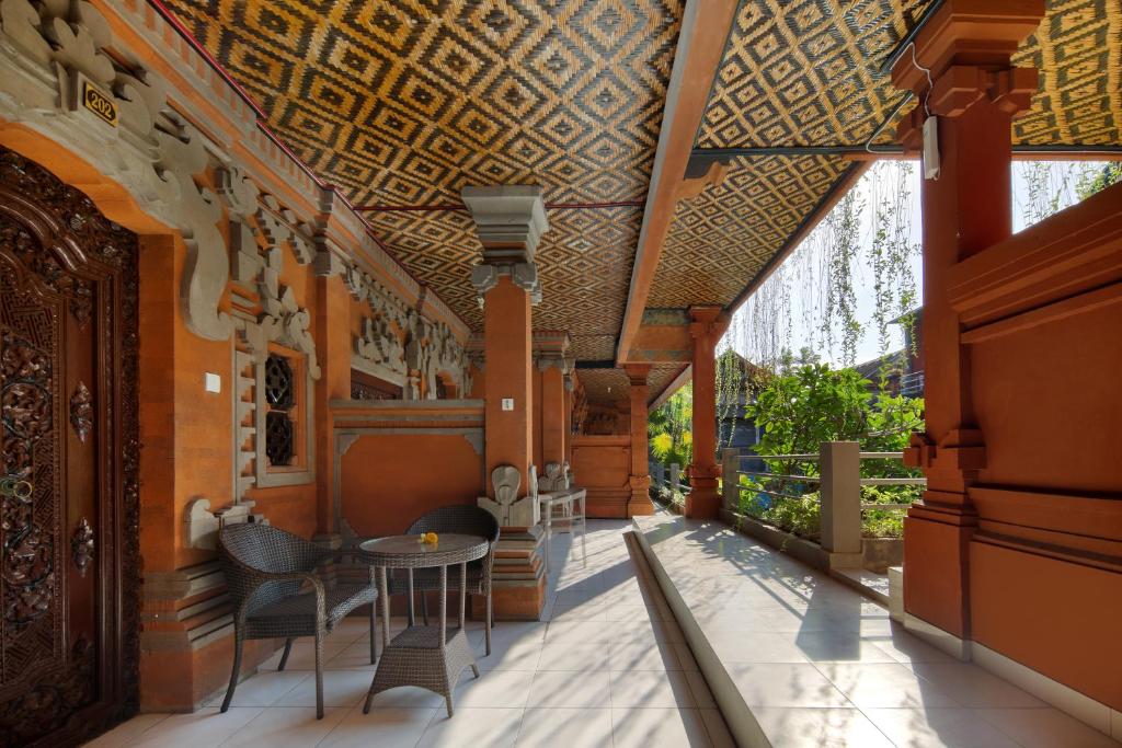 Posezení v ubytování Hotel Lumbung Sari Legian