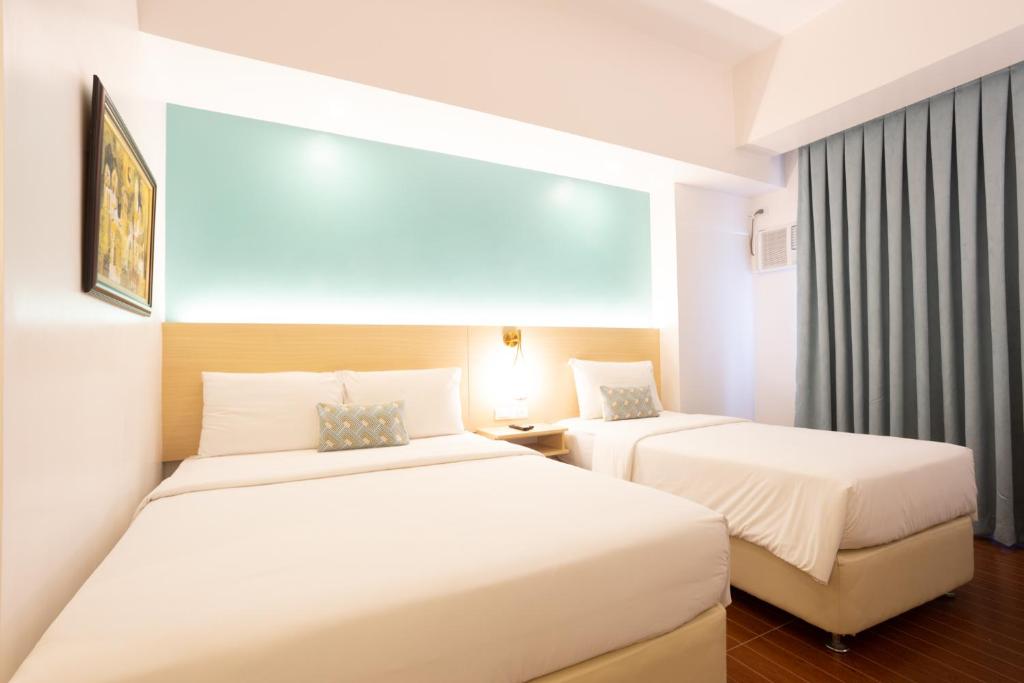 Postel nebo postele na pokoji v ubytování Allure Hotel & Suites
