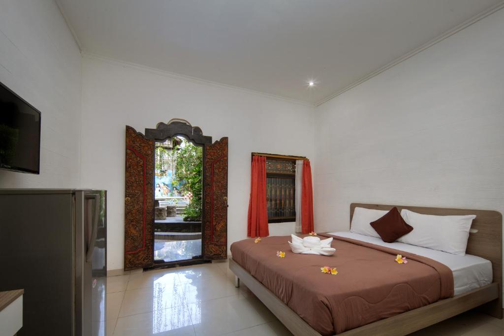 Postel nebo postele na pokoji v ubytování Hotel Lumbung Sari Legian