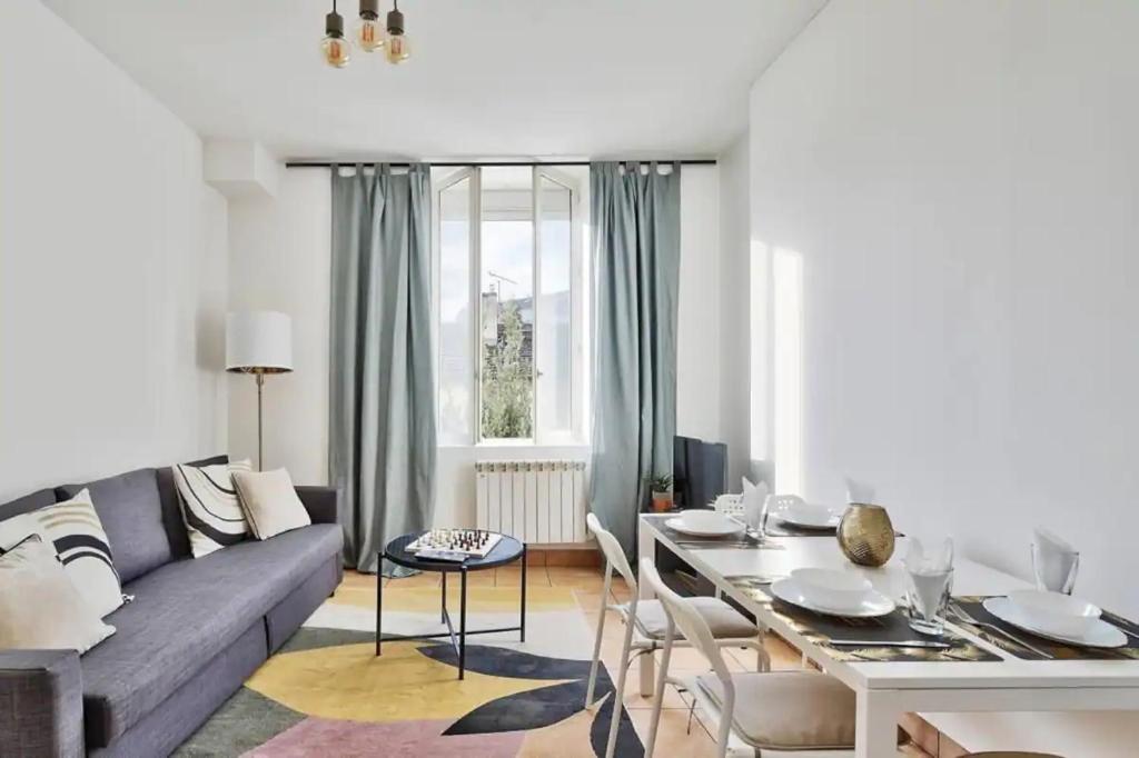 ein Wohnzimmer mit einem Sofa und einem Tisch in der Unterkunft Appartement beau confort in Saint-Fons