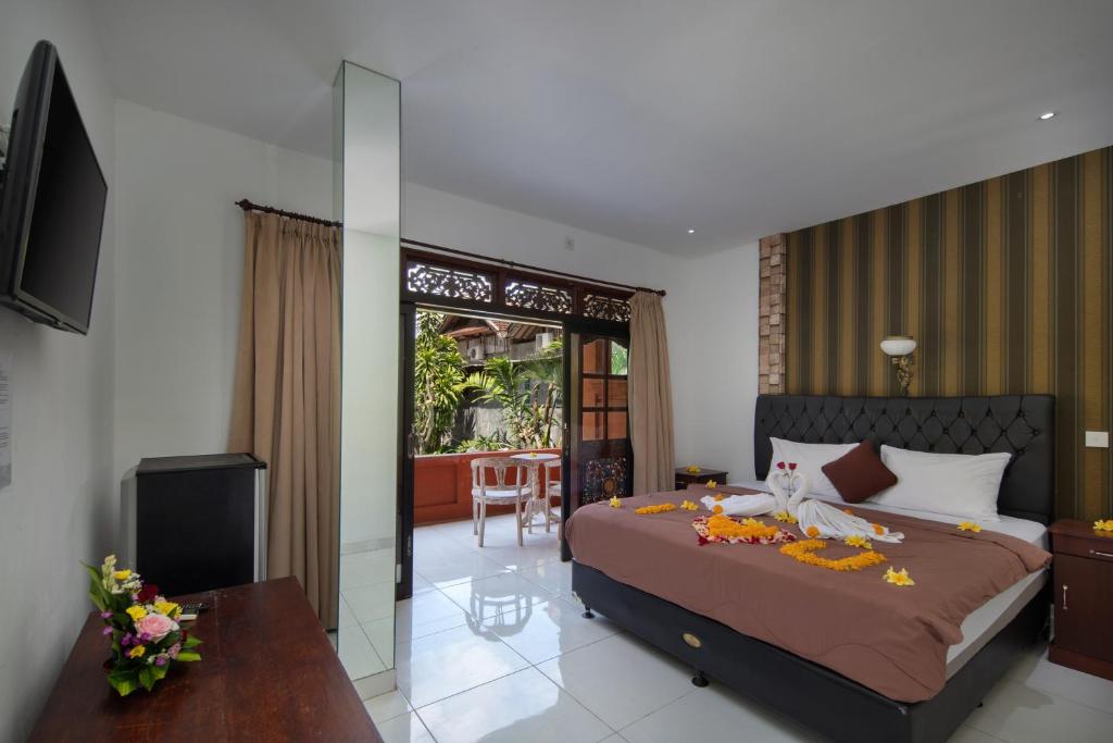 TV a/nebo společenská místnost v ubytování Hotel Lumbung Sari Legian