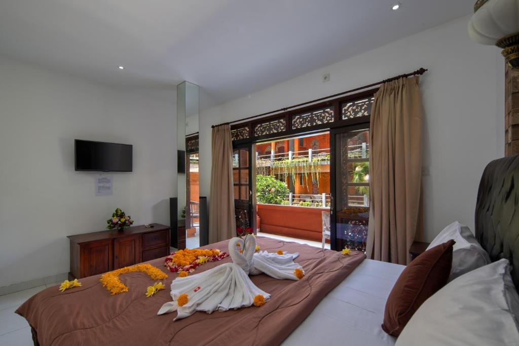 Postel nebo postele na pokoji v ubytování Hotel Lumbung Sari Legian