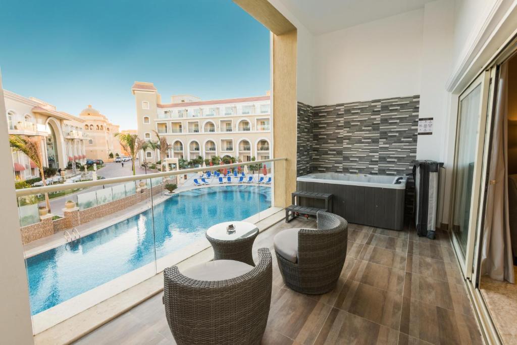 Bazén v ubytování KaiSol Romance Resort Sahl Hasheesh - Adults Only nebo v jeho okolí