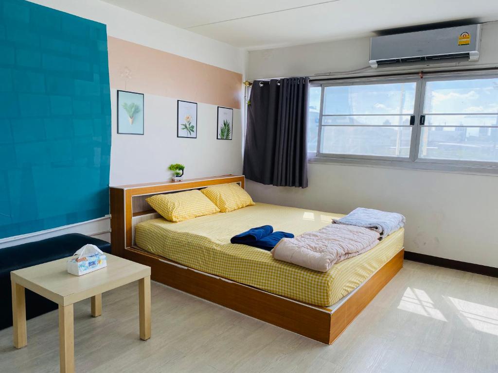 a small bedroom with a bed and a window at Condo popular T8 fl.6 in Thung Si Kan