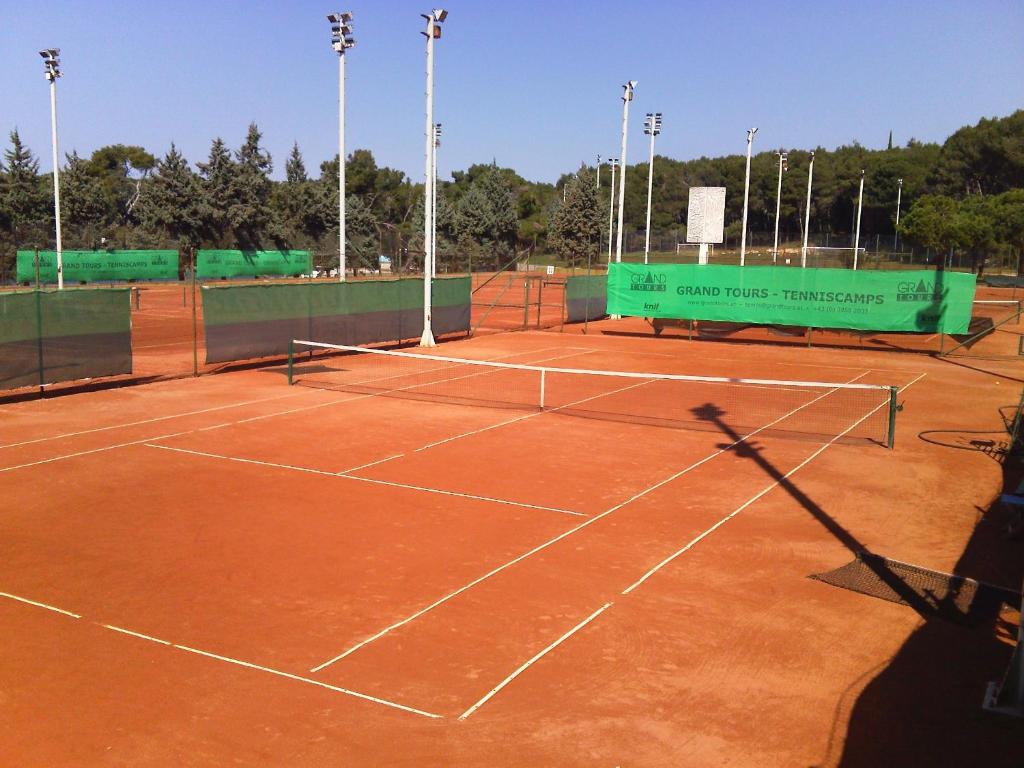 Tennis and/or squash facilities at Hotel Pula or nearby