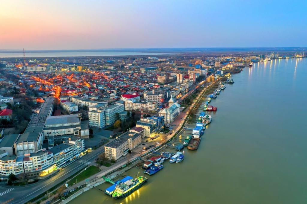 - une vue aérienne sur une ville avec une rivière dans l'établissement Chic Galati Apartment: Urban Escape, à Galaţi