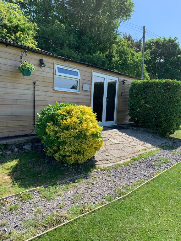 South Lockbarn Cabin, Upper Beeding (updated prices 2024)
