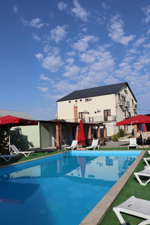 een groot zwembad voor een gebouw bij Hotel West Face in Koetaisi
