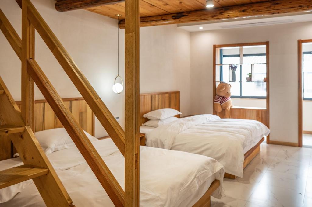 Postel nebo postele na pokoji v ubytování Tingjian Musu Private Soup Design Homestay - South Gate of Wuzhen Xizha Scenic Area