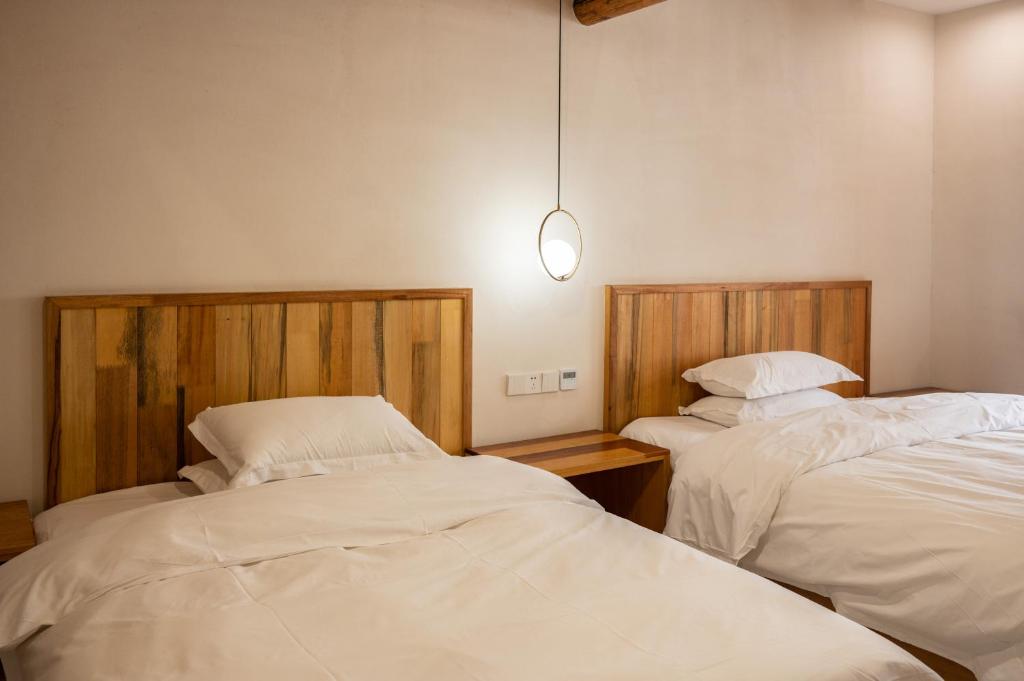Postel nebo postele na pokoji v ubytování Tingjian Musu Private Soup Design Homestay - South Gate of Wuzhen Xizha Scenic Area