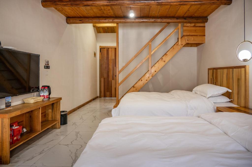 Postel nebo postele na pokoji v ubytování Tingjian Musu Private Soup Design Homestay - South Gate of Wuzhen Xizha Scenic Area