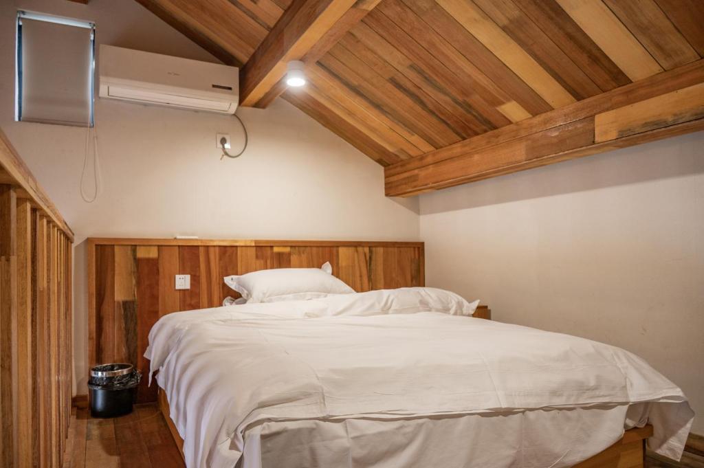 Postel nebo postele na pokoji v ubytování Tingjian Musu Private Soup Design Homestay - South Gate of Wuzhen Xizha Scenic Area