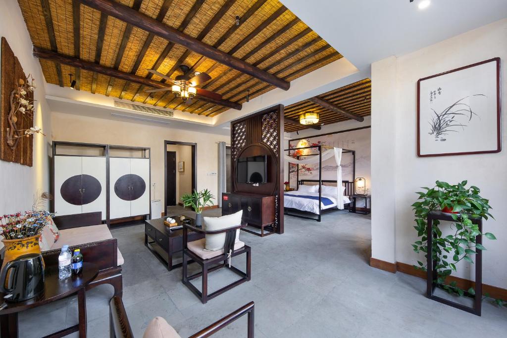 Postel nebo postele na pokoji v ubytování Tingjian Musu Private Soup Design Homestay - South Gate of Wuzhen Xizha Scenic Area