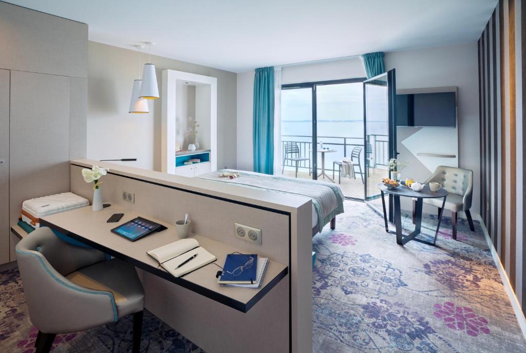 TV a/nebo společenská místnost v ubytování Hôtel Valdys Thalasso & Spa - la Baie