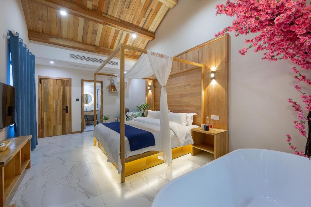 Postel nebo postele na pokoji v ubytování Tingjian Musu Private Soup Design Homestay - South Gate of Wuzhen Xizha Scenic Area