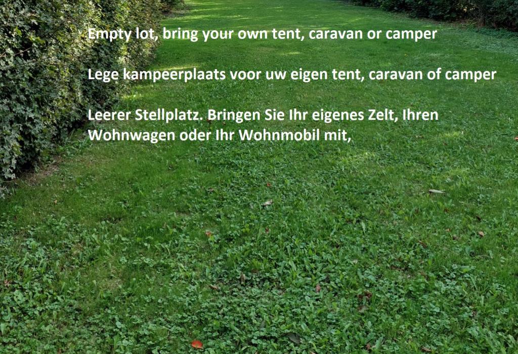 una señal en un campo de hierba con un poema en Kampeerplaats Glamping Essenhof en Aagtekerke