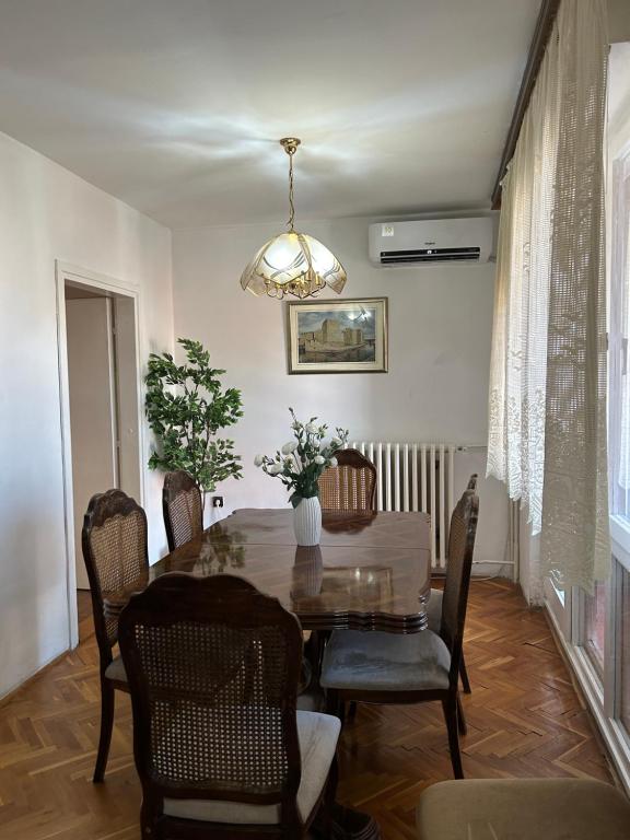 een eetkamer met een tafel en stoelen bij Smederevo Centre - Jasmina in Smederevo