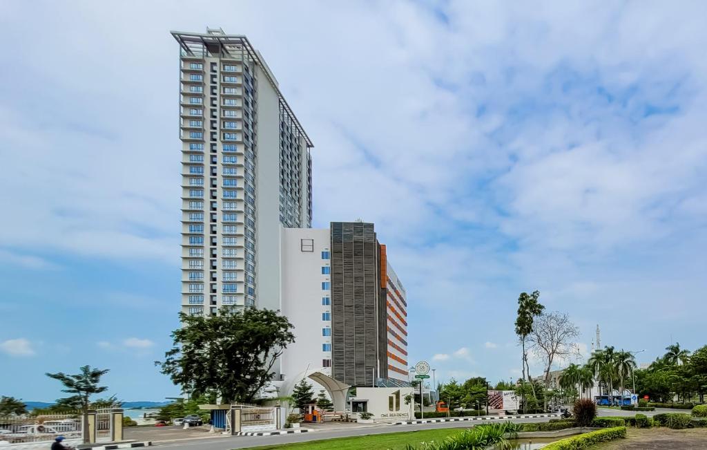 a tall building in the middle of a street at Palam Mansion at Apartment One Residence in Batam Center