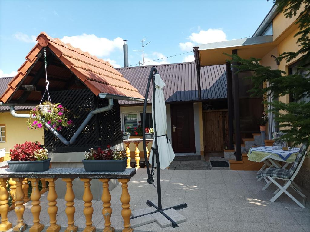 einen Regenschirm auf dem Balkon eines Hauses in der Unterkunft Dobrodošli in Mursko Središće