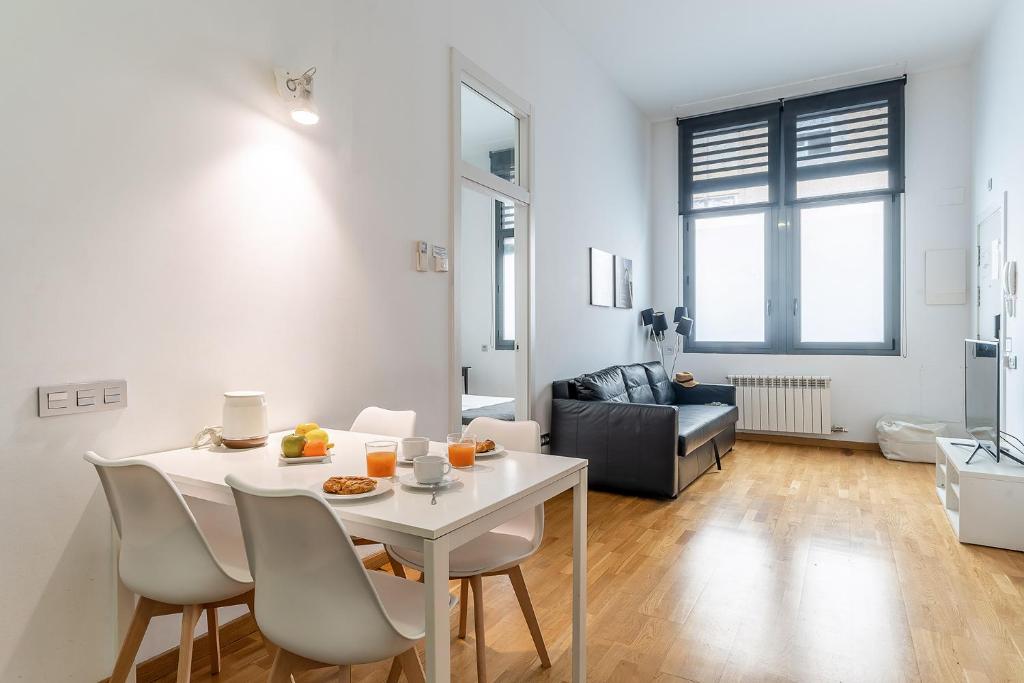 een woonkamer met een witte tafel en stoelen bij AB Gracia Sant Salvador in Barcelona