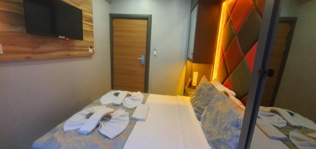 เตียงในห้องที่ Grand Esen Hotel