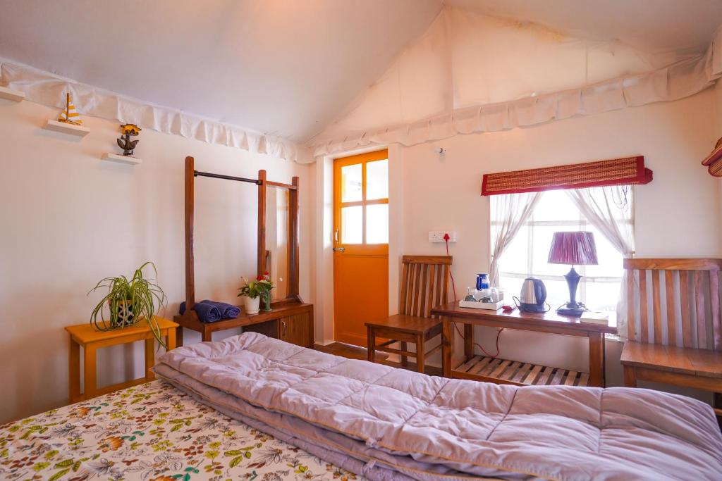 Postel nebo postele na pokoji v ubytování Moksham Himalayan Campsite Pangot