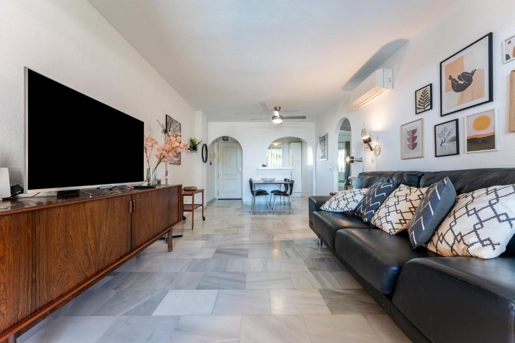 Televízia a/alebo spoločenská miestnosť v ubytovaní 224 Seaview La Cala de Mijas