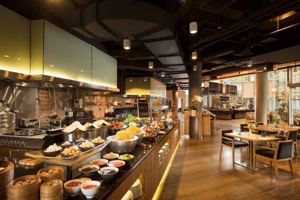 DoubleTree by Hilton Jakarta Diponegoro dining area