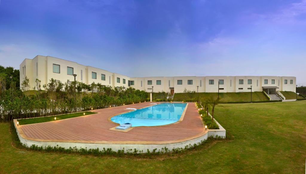 Bazén v ubytování Four Points by Sheraton New Delhi, Airport Highway nebo v jeho okolí