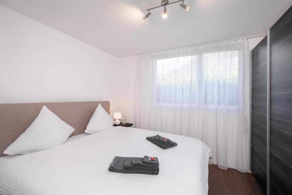 Postel nebo postele na pokoji v ubytování Schöne Parterrewohnung in Matten