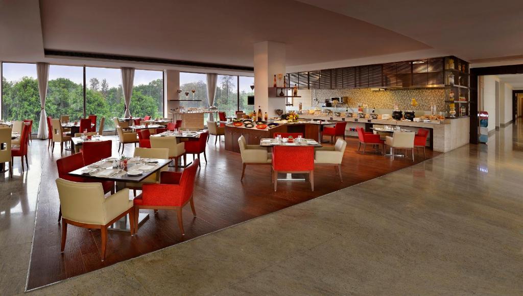 Restaurace v ubytování Four Points by Sheraton New Delhi, Airport Highway