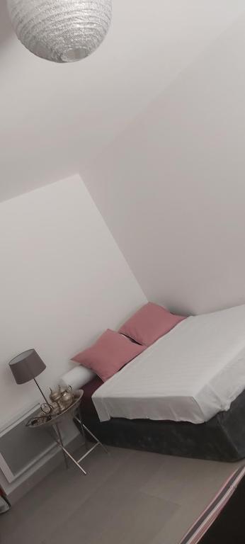 une chambre avec un lit et une table de chevet dans l'établissement KATHY, à Montpellier