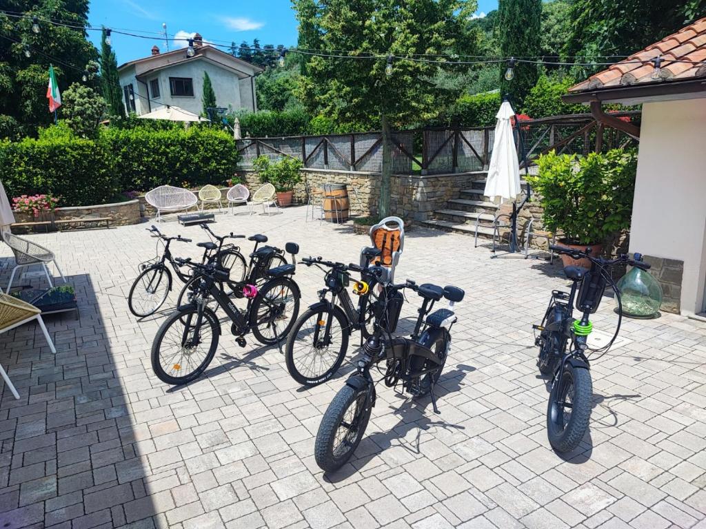 Rowery dostępne w obiekcie Agriturismo Fattoria Podere Peciano lub w pobliżu
