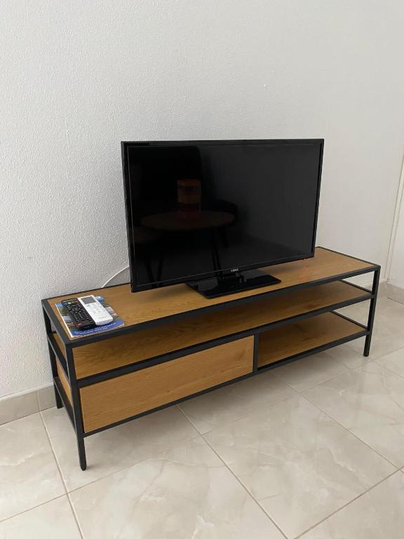 Televízia a/alebo spoločenská miestnosť v ubytovaní Apartments D&D