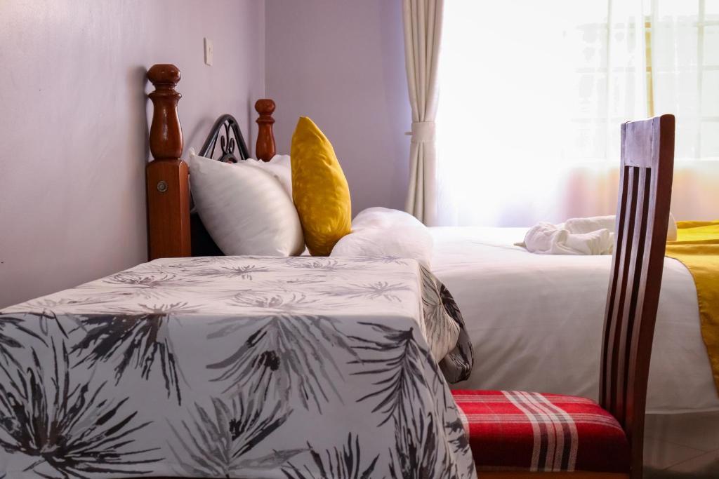 Llit o llits en una habitació de MORNINGSTAR 2BR APARTMENTS IN NAKURU