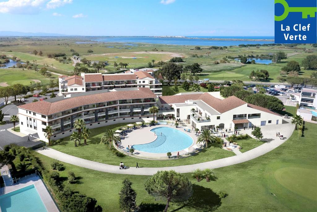 - une vue aérienne sur un complexe avec une piscine dans l'établissement Résidence Pierre & Vacances Premium Horizon Golf, à Saint-Cyprien