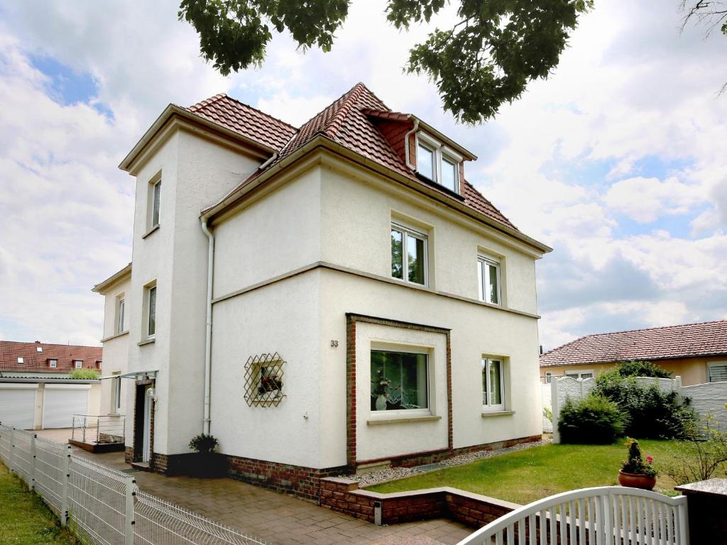a white house with a red roof at Ferienwohnungen Haus Angela in Mühlhausen