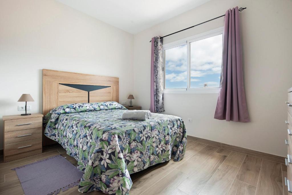 Schlafzimmer mit einem Bett und einem Fenster in der Unterkunft La casa de Amalia in Garachico
