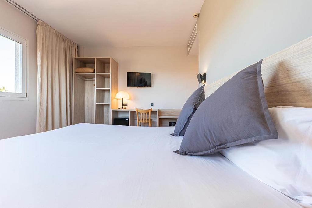 Postel nebo postele na pokoji v ubytování Hotel Air Penedès