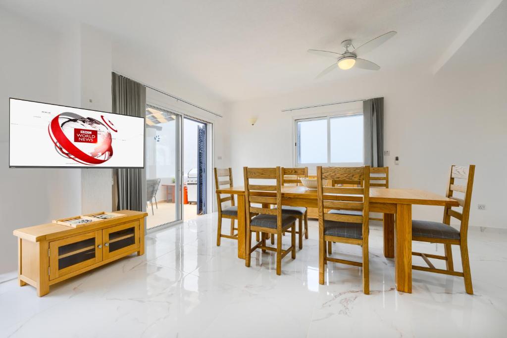 TV a/nebo společenská místnost v ubytování Apollo Beach Villa 63