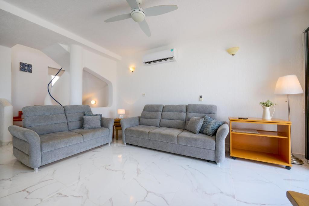 Posezení v ubytování Apollo Beach Villa 63