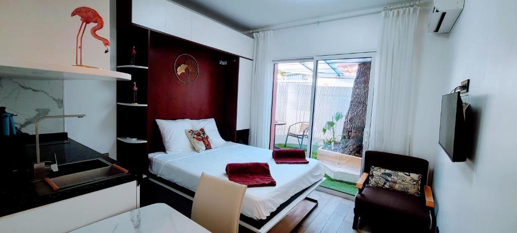 una camera con letto, tavolo e finestra di Oasis Marin 1 Studio Proche Mer a Cagnes-sur-Mer